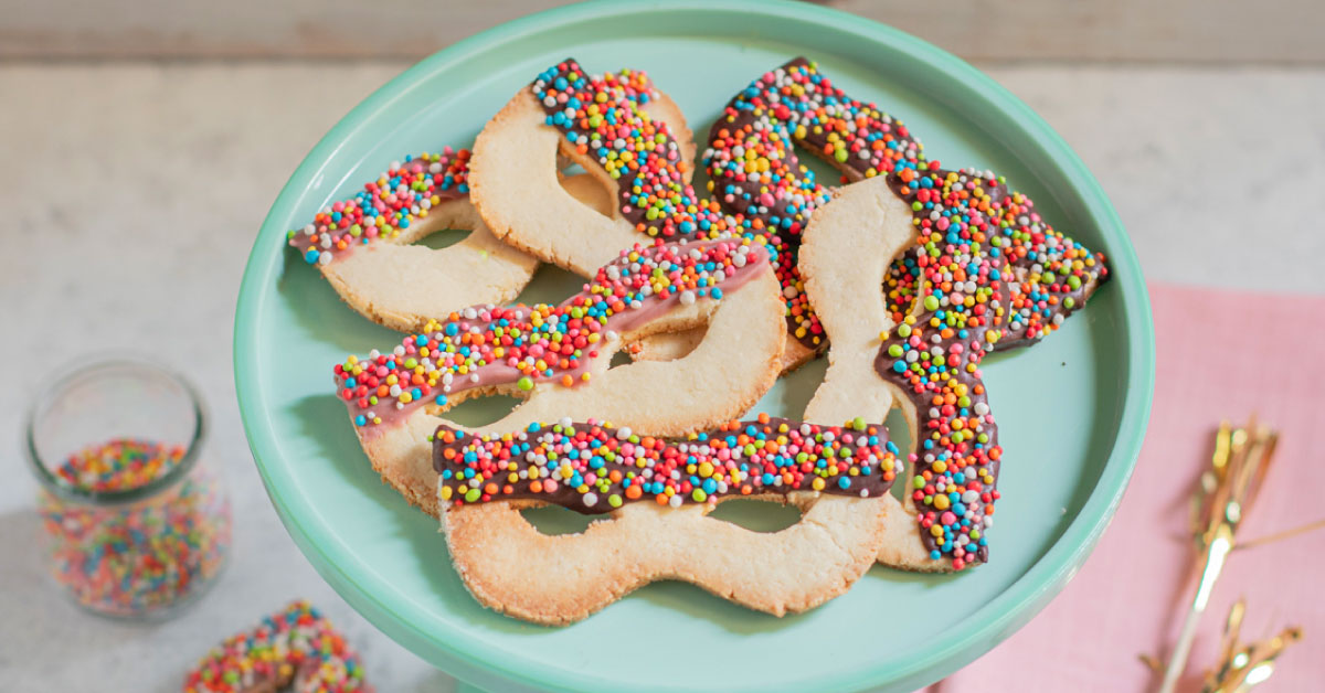 Biscotti a forma di maschera su alzatina, Nonna Anita