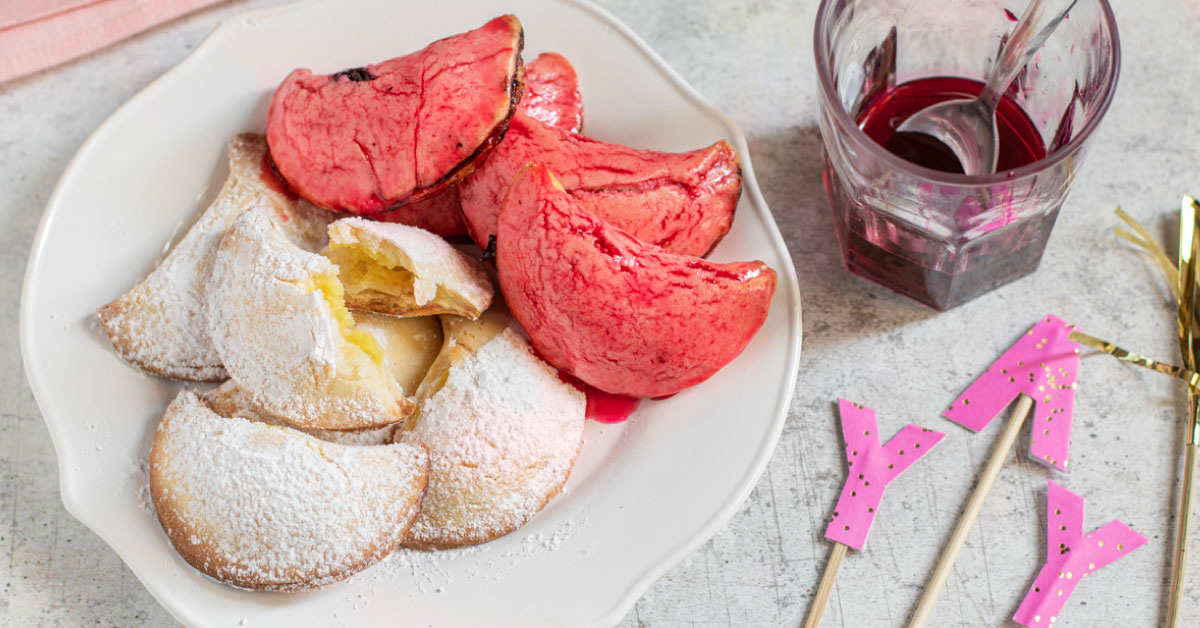Raviole dolci con crema o alchermes su piatto, Nonna Anita