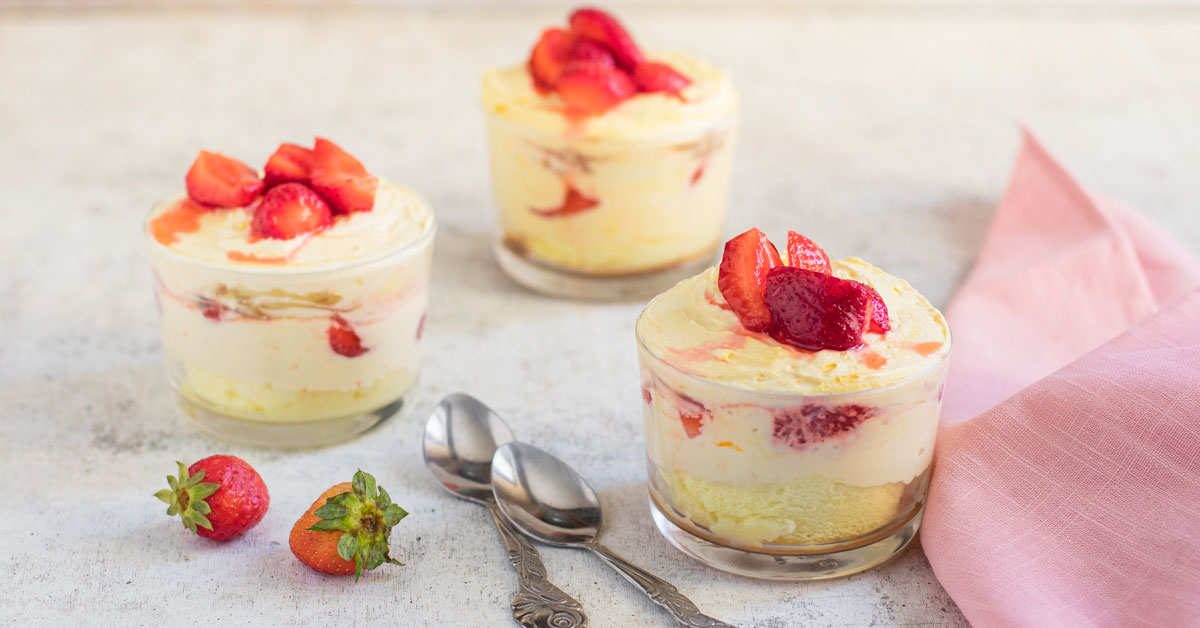 3 bicchierini da dessert con tiramisù e fragole